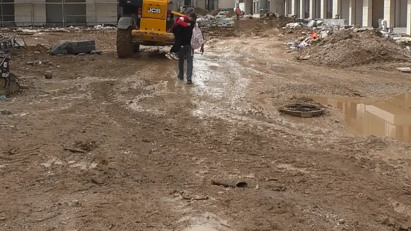 Çamur Deryasına Dönen Sokaklarda Ayaklarına Poşet Bağlayan Var! Malatya'da Rezerv Alan Çilesi Bitmiyor!