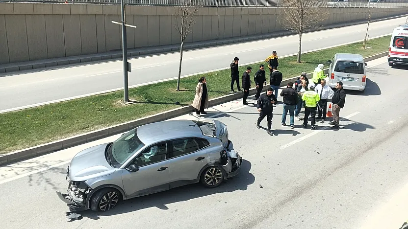 Çevreyolunda Korkutan Kaza! Otomobil Refüje Savruldu, Yaralanan  Olmadı