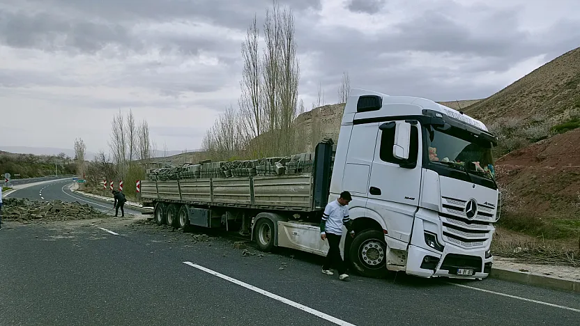 Darende'de Facianın Eşiğinden Dönüldü Tır Karşı Şeride Geçti!