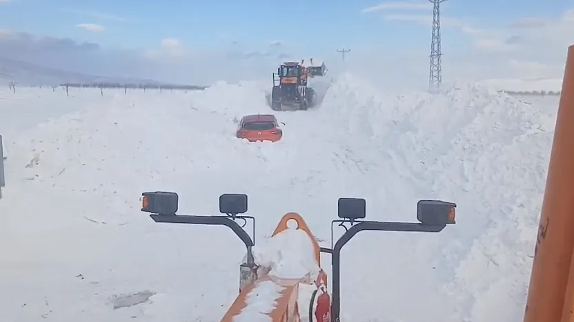 Darende'de Kar Altında Kalan Araçlar İçin Kurtarma Operasyonu!