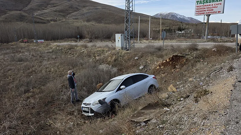 Doğanşehir'de Otomobil Şarampole Uçtu: 2 Yaralı