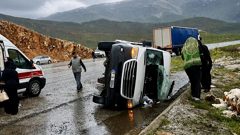 Doğanşehir'de Yolcu Minibüsü Yan Yattı, 12 Kişi Hastaneye Kaldırıldı!