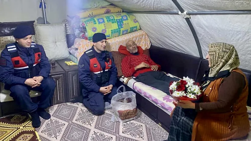 Felçli Adamın Duygulandıran Talebi: Eşime Çiçek Getirin