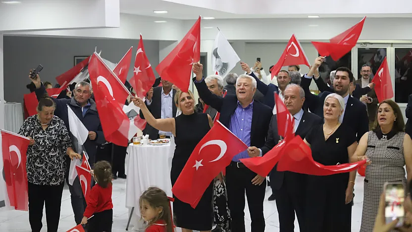 Hekimhan'da Cumhuriyet Gecesi! Türk Bayraklarıyla Salonları Doldurdular