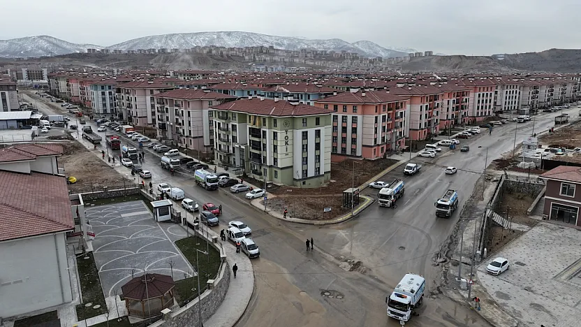 İkizce Deprem Konutlarında Bayram Mesaisi! Yollar Yıkandı, Molozlar Kaldırıldı!