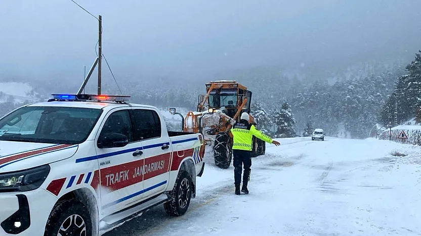 Karın Kapattığı Karayolu Çift Yönlü Trafiğe Açıldı!