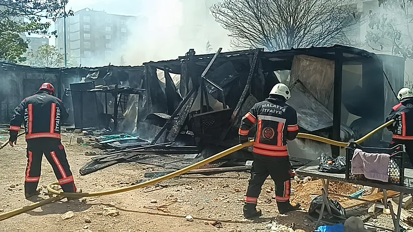 Korku Dolu Anlar! 3 Konteyner Küle Döndü