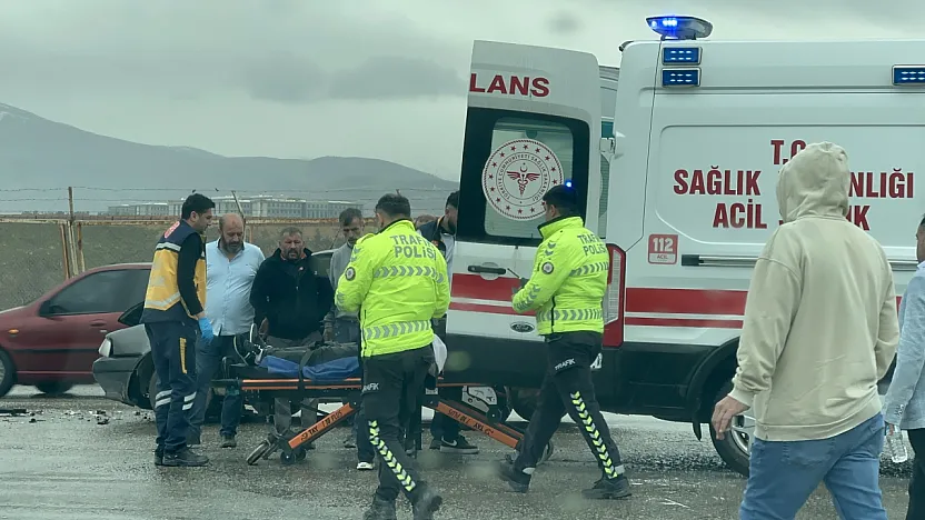 Kudüs Caddesi'nde Kaza: İki Araç Kavşakta Birbirine Girdi, 1 Kişi Yaralandı!