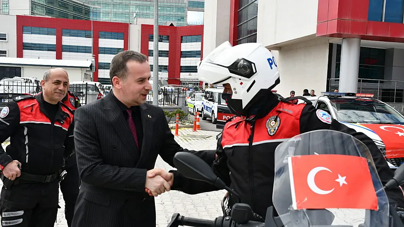 MAGİNDER Başkanı'ndan Polislere Sürpriz Kutlama!