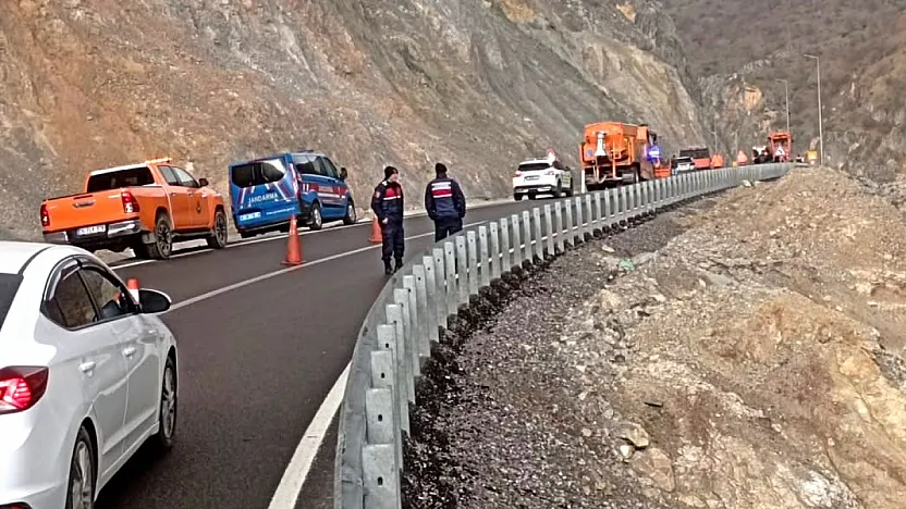 Malatya-Adıyaman Yolunda Korkutan Heyelan! Dev Kayalar Yolu Kapattı!