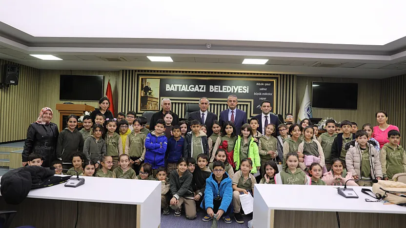 Malatya Battalgazi Belediye Meclisi'nde Özel Konuklar: Fatih İlkokulu Öğrencileri Şehir Yönetimini Öğrendi