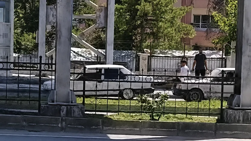 Malatya Çevreyolu'nda Tehlikeli Yöntem! Kaputun Üzerine Çıkıp Aracı İtti