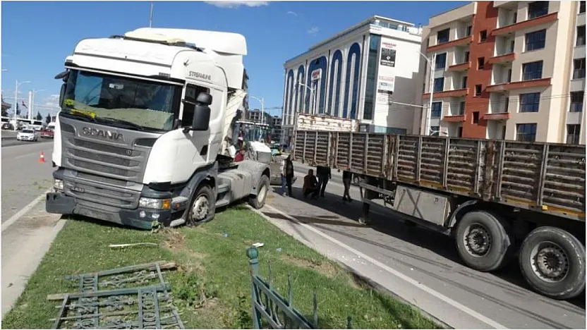Malatya'da Alt Geçitte Korkutan Kaza! Çekici Refüje Çıktı Yol Kilitlendi