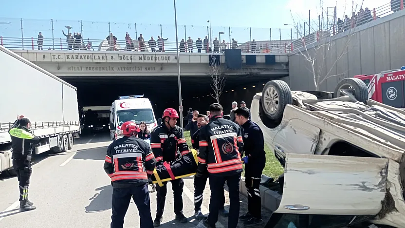 Malatya'da Altgeçitte Kaza! Ters Dönen Araç Refüje Çıktı: 1 Yaralı