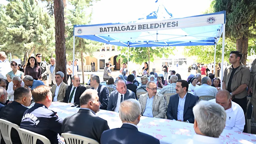 Malatya'da Anlamlı Muharrem Programı! Vatandaşlar Aynı Sofrada Buluştu