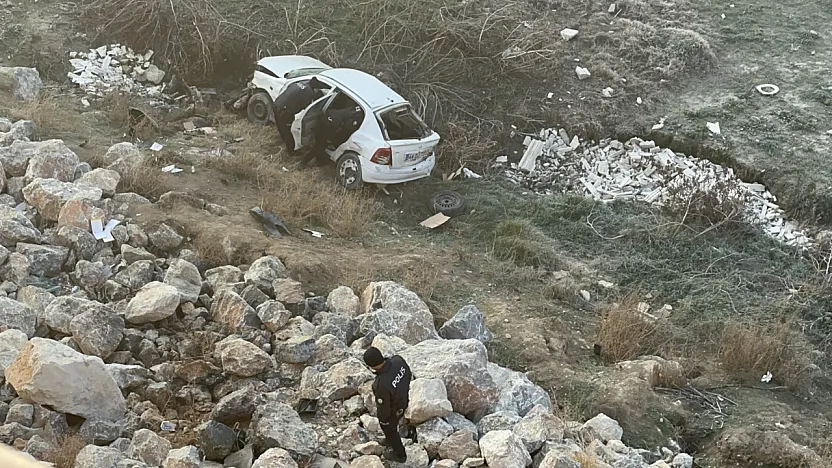 Malatya'da Araç Köprüden Uçtu Hurdaya Döndü