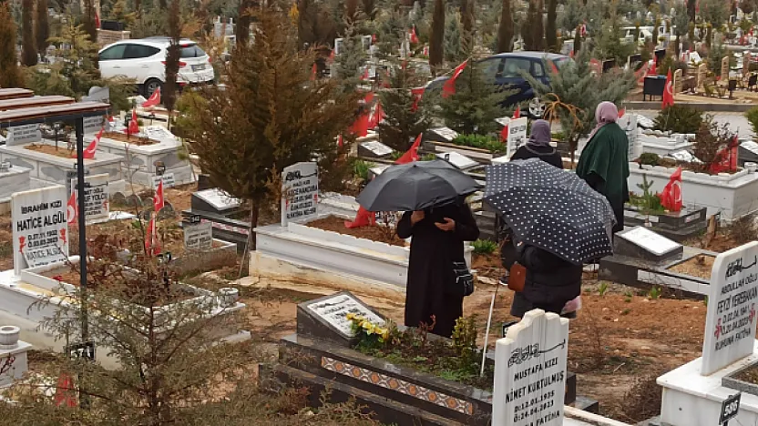 Malatya'da Bayramın İlk Durağı Deprem Şehitliği: Gözyaşları Yağmura Karıştı!