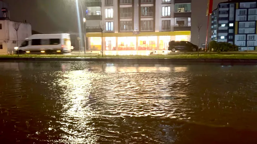 Malatya'da Bulvarlar Göle, İş Yerleri Havuza Döndü!