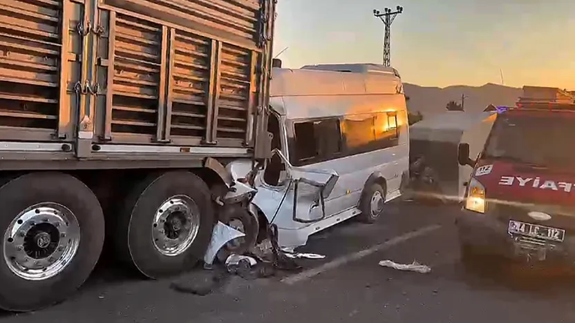 Malatya'da Can Pazarı! Tarım İşçilerini Taşıyan Minibüs TIR'a Çarptı