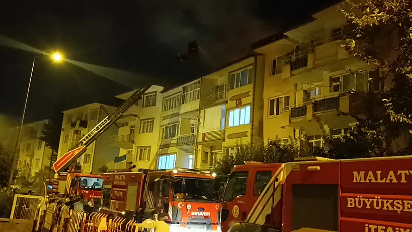 Malatya'da Çatı Yangını Paniği! 4 Katlı Binada Hasar Oluştu