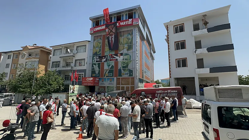 Malatya'da CHP İl Binası Önünde Arbede! Eski Yönetimden Sert Açıklamalar