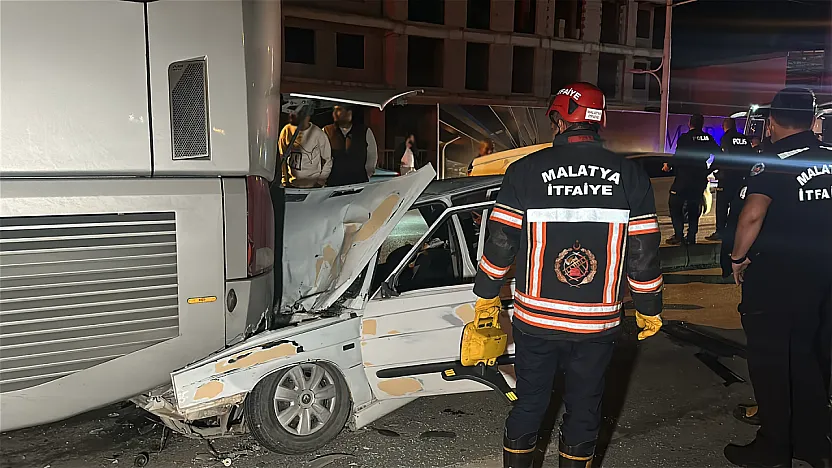 Malatya'da Faciadan Dönüldü! Otomobil Otobüsün Altında Kaldı