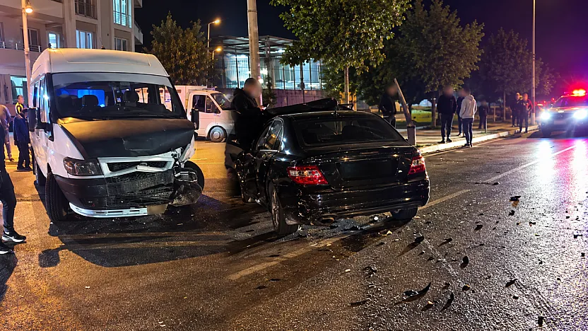 Malatya'da Feci Çarpışma! Minibüs Yan Yattı