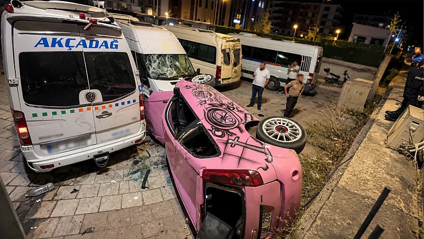 Malatya'da Feci Kaza! Otomobil Otoparka Uçup 3 Minibüse Çarptı