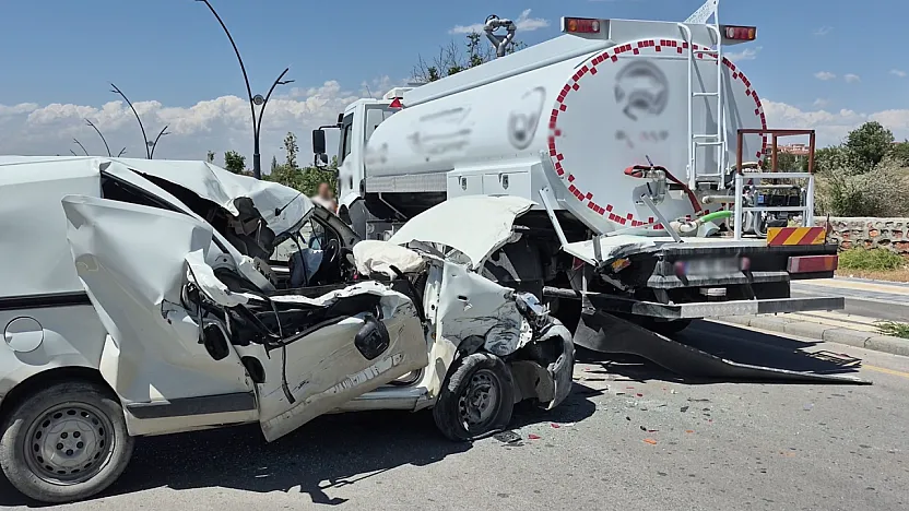 Malatya'da Feci Kaza! Su Tankerine Çarpan Araç Hurdaya Döndü, Sürücü Yoğun Bakıma Alındı