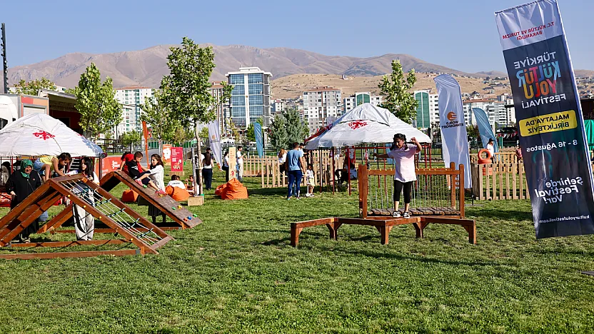 Malatya'da Festivalin 8. Gününde Renkli Görüntüler! Çocuklar Geleneksel Sporları Denedi