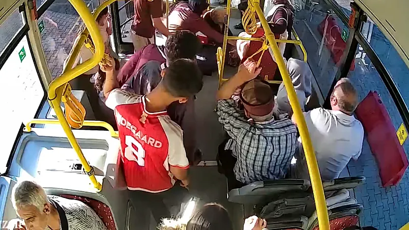 Malatya'da Halk Otobüsünde Panik Anları! Yolcu Bir Anda Bayıldı