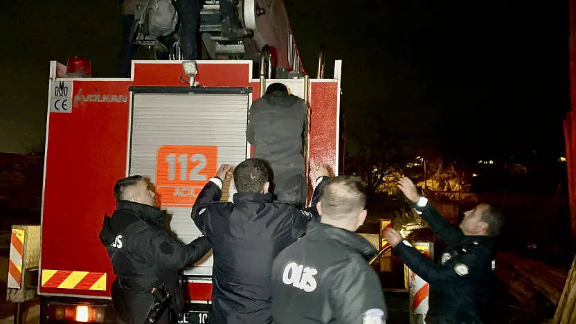 Malatya'da Hırsızların Çatıdaki Tehlikeli Kaçışı: İtfaiye Sepetiyle Emniyete Götürüldüler!
