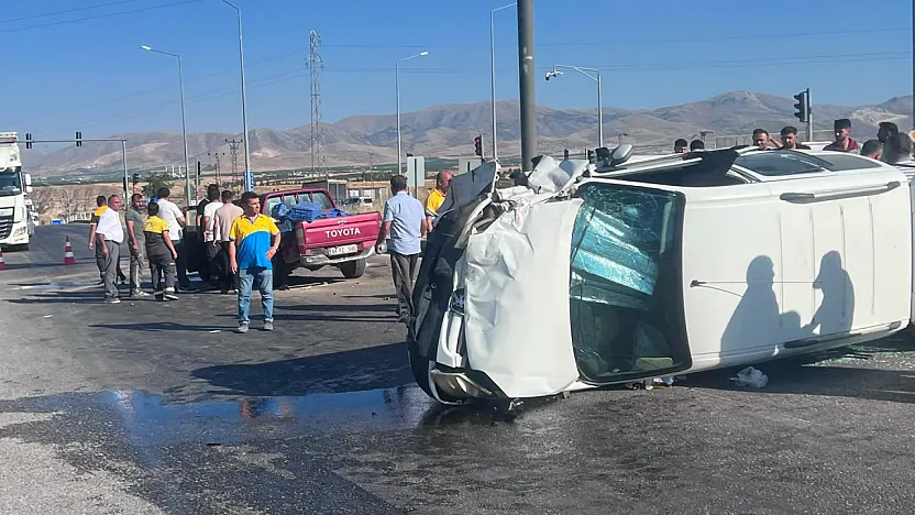 Malatya'da İki Otomobil Çarpıştı! 2 Kişi Yaralandı