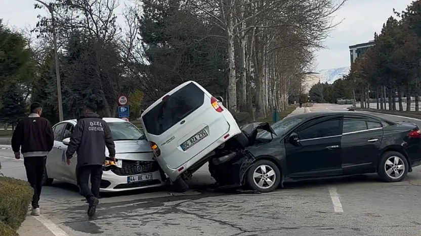 Malatya'da Kampüste 3 Araç Birbirine Girdi, Yaralılar Var!