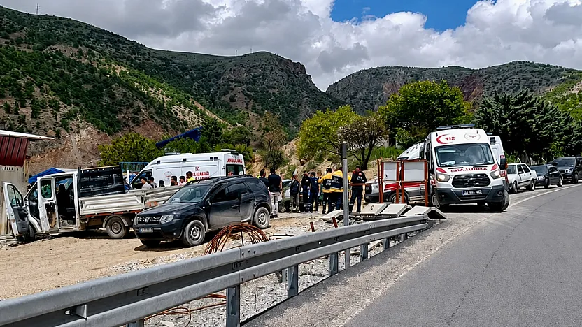 Malatya'da Kamyonet Şantiyeye Daldı! Prefabrik Duvara Çarparak Durabildi