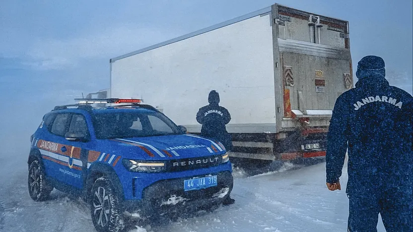 Malatya'da Kar Fırtınası Ulaşımı Durdurdu Yollar Peş Peşe Kapandı!