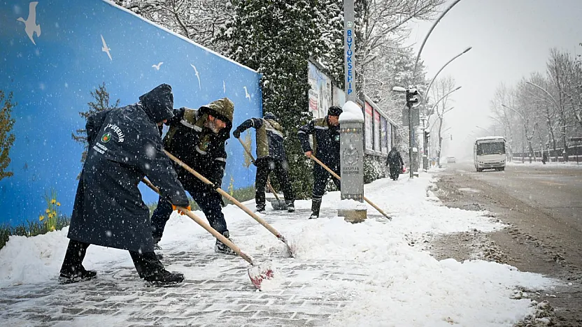 Malatya'da Kar Kilidi! Yüksek Kesimlerde Yol Açma Mesaisi Sürüyor