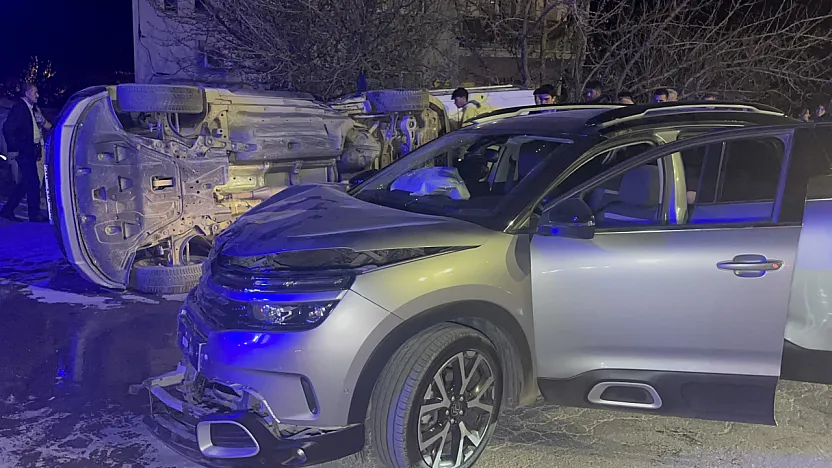 Malatya'da Kavşak Savaş Alanına Döndü! Otomobil Devrildi, Yaralılar Var