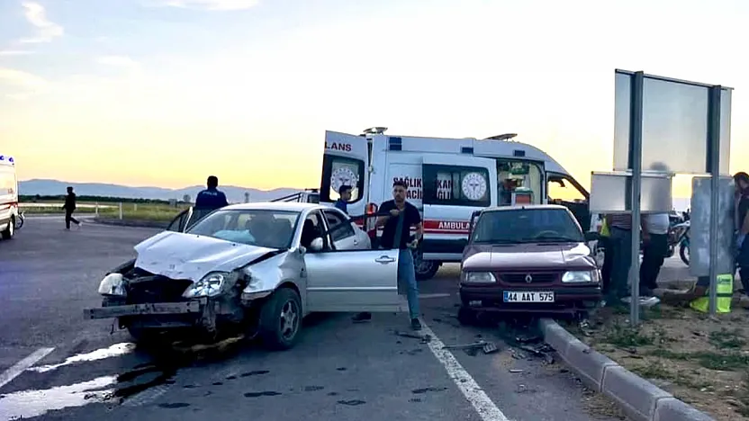 Malatya'da Kavşakta Korkutan Çarpışma! 2 Kişi Hastaneye Kaldırıldı