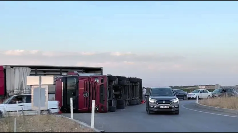 Malatya'da Kayısı Yüklü Tır Devrildi! Yol Kayısılarla Doldu
