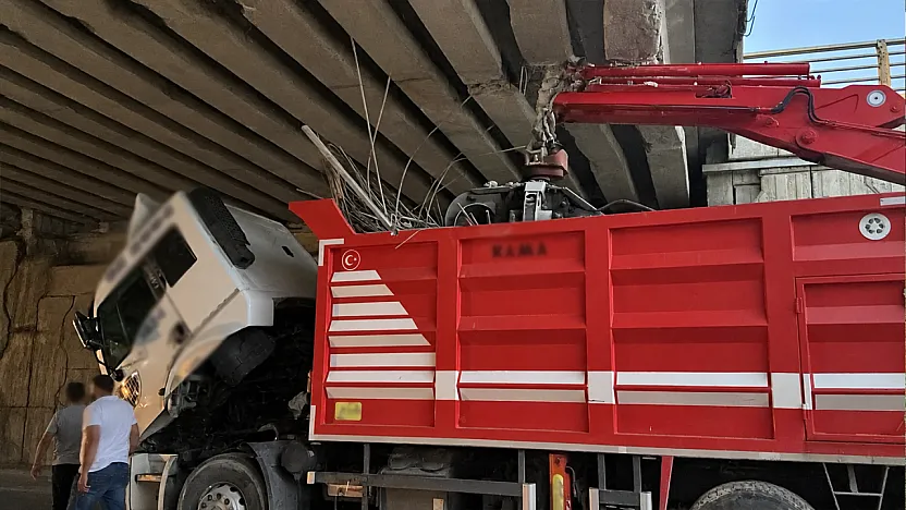 Malatya'da Köprüye Çarpan Kamyon Kazaya Neden Oldu!