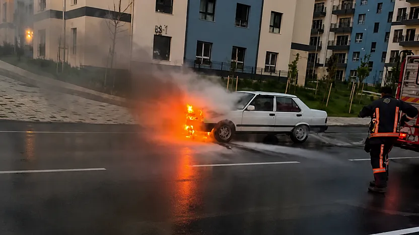 Malatya'da Korkutan Anlar! Seyir Halindeki Araç Alevlere Teslim Oldu