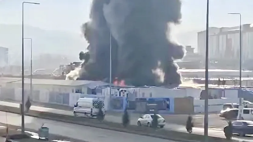 Malatya'da Korkutan Şantiye Yangını: 24 Konteyner Yandı!