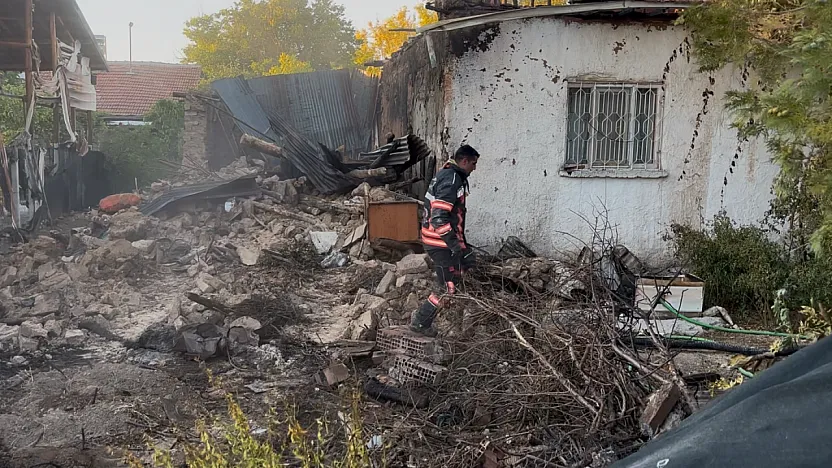 Malatya'da Korkutan Yangın! Ev ve Ekmek Damı Kül Oldu, Müdahaleye Giden İtfaiye Aracı Kaza Yaptı