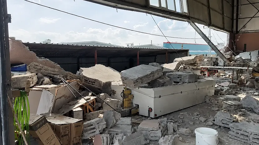Malatya'da Kuvvetli Rüzgârın Ardından Mobilya İşletmesinde Duvar Yıkıldı!