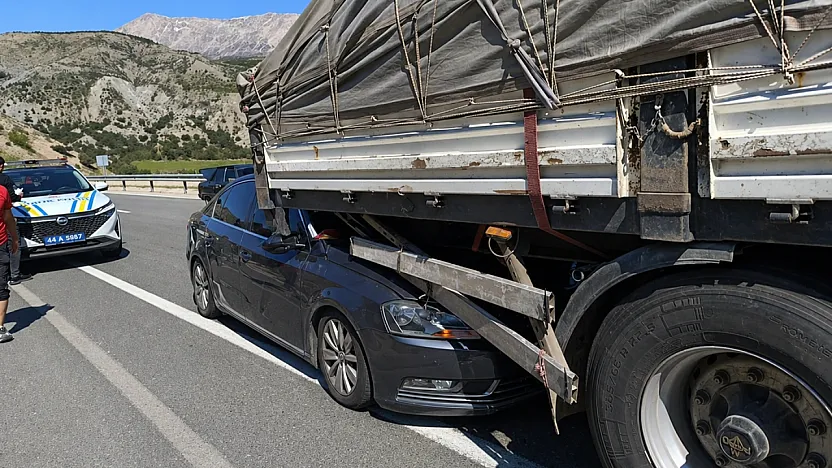 Malatya'da Mucize Kurtuluş! Otomobil TIR'ın Altına Girdi, Sürücü Yara Almadan Çıktı