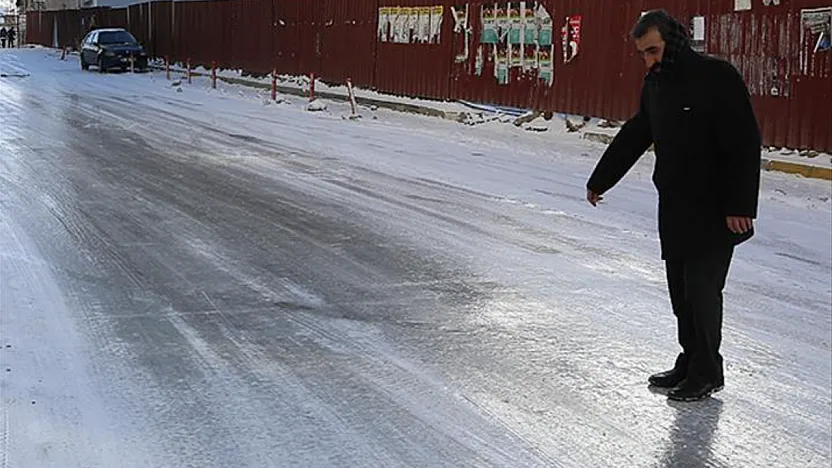 Malatya'da Okul Yolunda Buzlanma Çilesi!