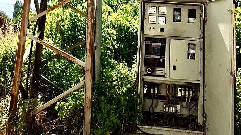 Malatya'da Okul Yolundaki Açık Elektrik Panoları Tepki Çekti!