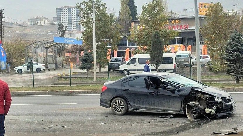 Malatya'da Otomobil Çöp Kamyonuna Çarptı