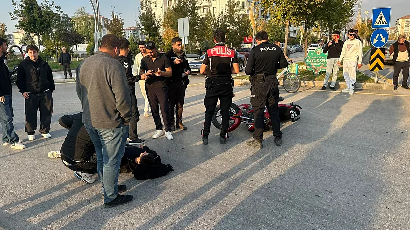 Malatya'da Otomobil İle Motosiklet Çarpıştı! Genç Sürücü Yaralandı